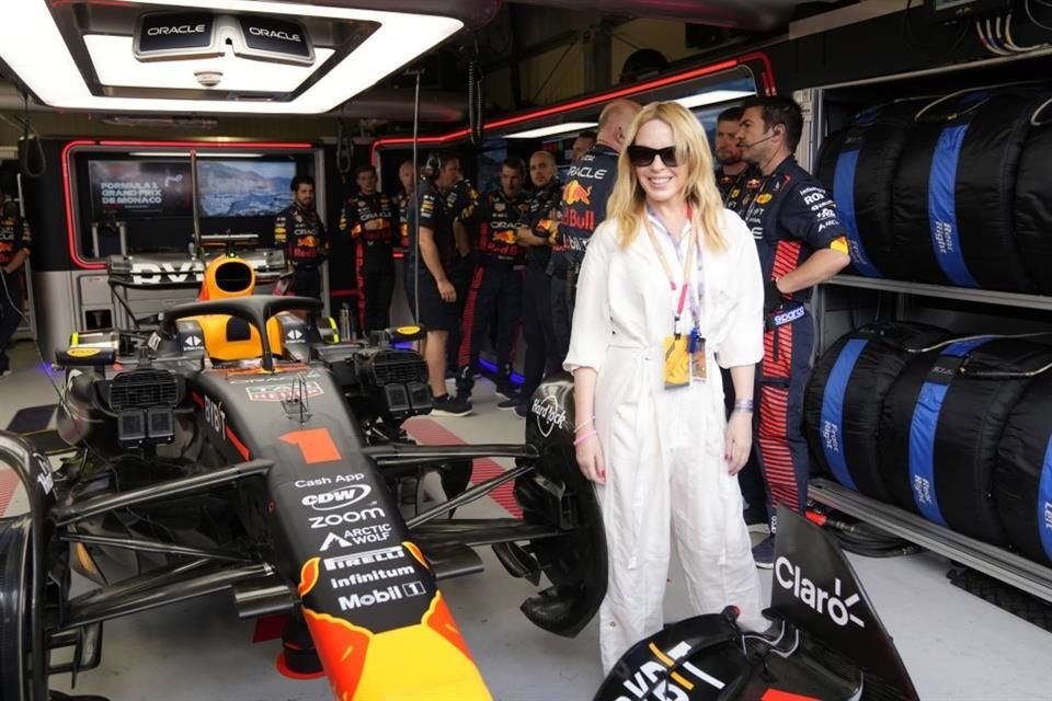 Kylie Minogue pudo conocer el garage de la escudería Red Bull Racing, donde conoció los monoplazas de los pilotos del equipo.