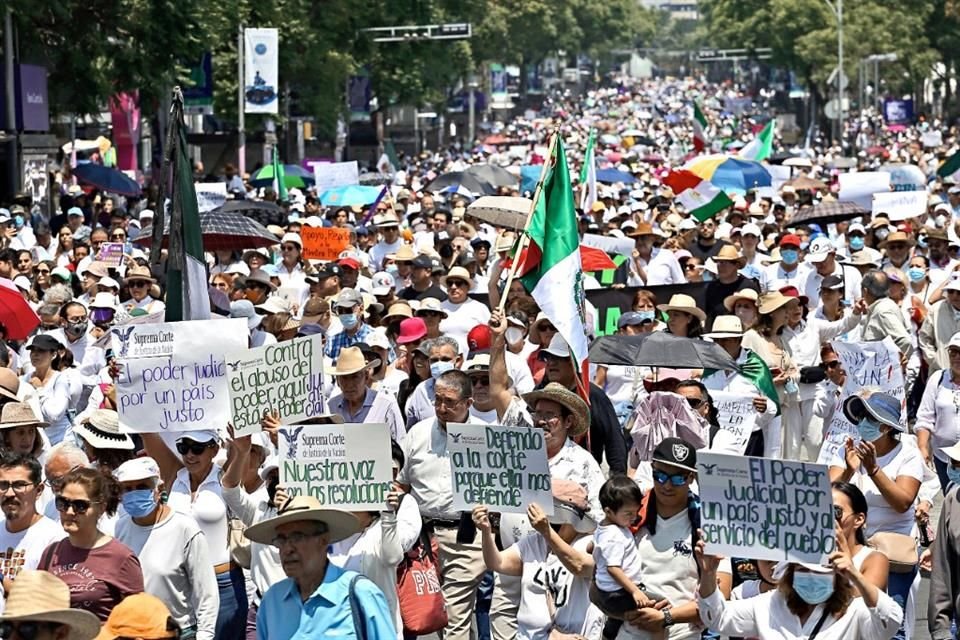Personas marcharon en defensa de la SCJN y al llegar al Zócalo retiraron a otros manifestantes que desde hace días mantenían un plantón frente a la sede.