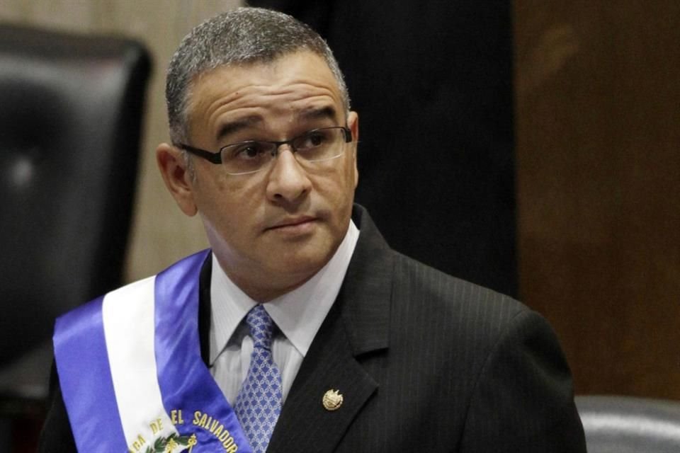 El entonces Presidente Mauricio Funes acude a la Asamblea Nacional antes de su intervención para conmemorar su tercer aniversario en el cargo en San Salvador, el 1 de junio del 2012.