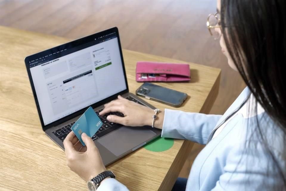 En agosto de 2023, personas iniciaron a reportar que supuestas empresas de marketing pedían dar likes a ciertas páginas o videos a cambio de un pago.