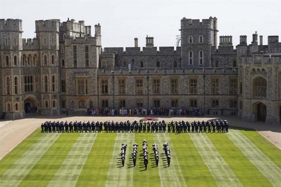 El Rey Carlos III homenajeó a los marineros que participaron en el funeral de la Reina Isabel II.