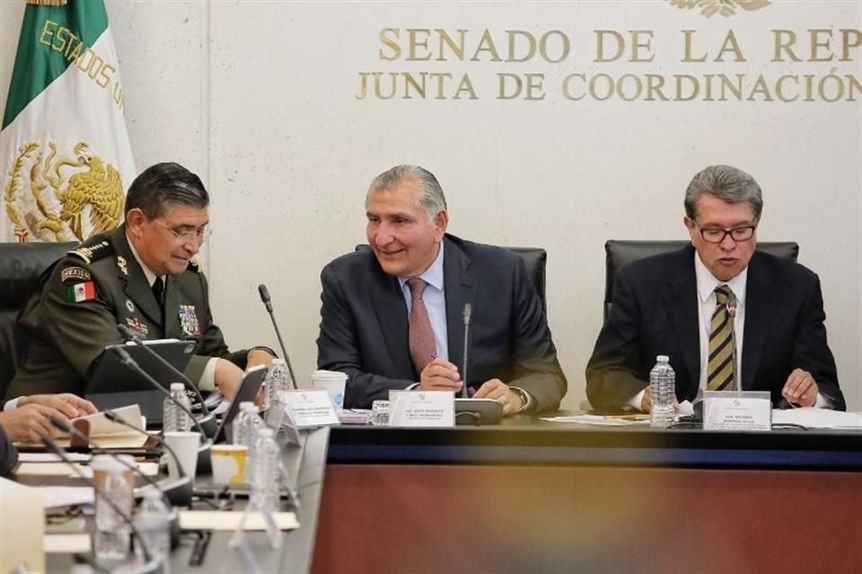 Adán Augusto flanqueado por el titular de la Sedena, Luis Cresencio Sandoval, y por el senador Ricardo Monreal.
