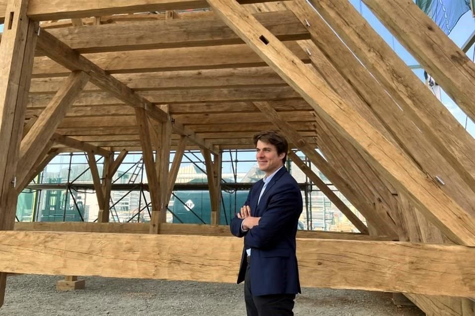 Jean-Baptiste Bonhoure, director de Atelier Perrault, empresa de carpintería encargada de tallar las vigas de madera que formarán parte de la estructura del nuevo tejado de la Catedral de Notre Dame.