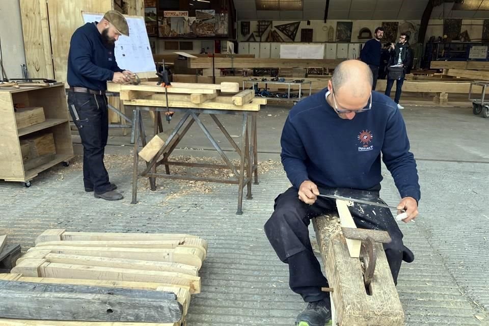 Para los carpinteros ha sido como un viaje en el tiempo recuperar técnicas y herramientas artesanales para reconstruir las piezas de madera.