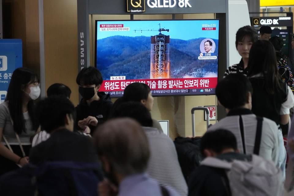 Una pantalla muestra imágenes de archivo de un lanzamiento de cohete norcoreano, en una estación de Seúl, Coreal del Sur, el 31 de mayo.
