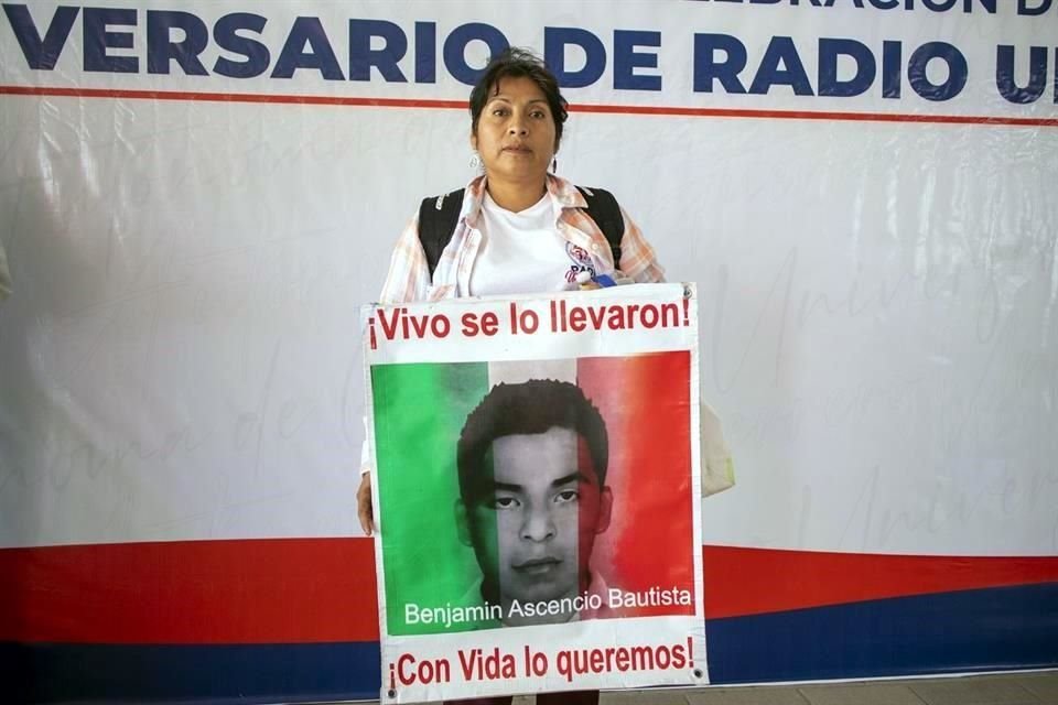La madre del normalista desaparecido pidió al Presidente López Obrador que cumpla su palabra de que se esclarezca el caso.