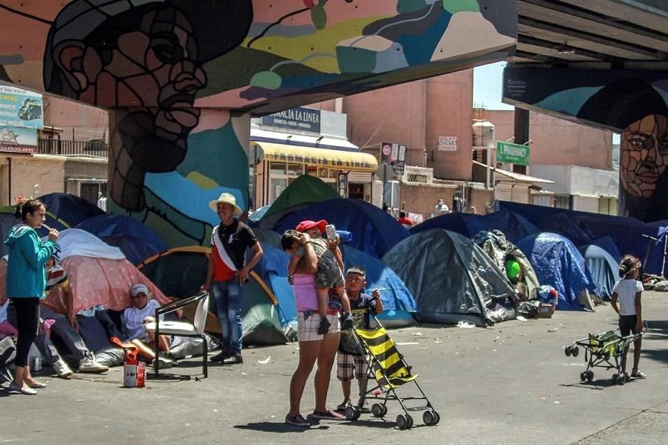 Migrantes centroamericanos en un campamento el 24 de mayo de 2021, en la garita del Chaparral, en Tijuana.