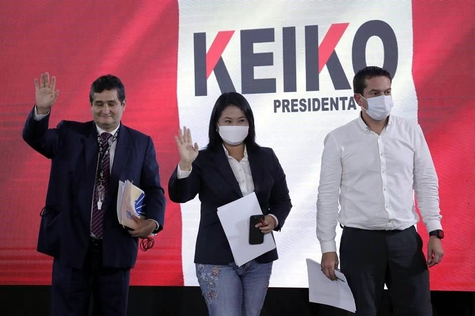 La candidata presidencial peruana Keiko Fujimori, el abogado Julio César Castiglioni, y el ex congresista Miguel Torres Morales en una rueda de prensa ayer.