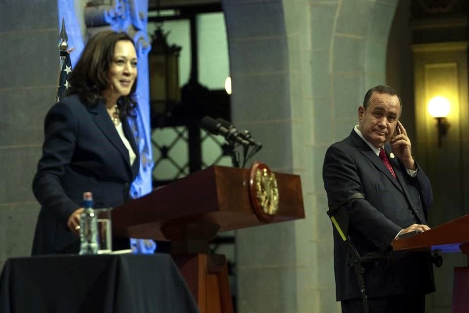 El Presidente de Guatemala, Alejandro Giammattei, escucha a la Vicepresidenta de EU, Kamala Harris, durante una conferencia de prensa conjunta el lunes.
