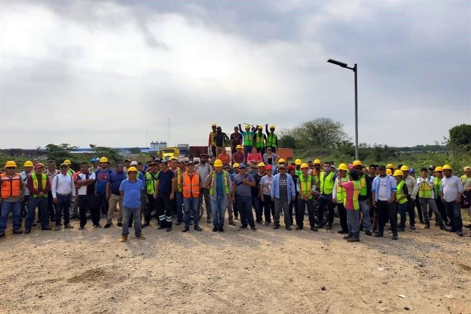 Obreros de fábrica de durmientes del Tren Maya en Villa El Triunfo, Balancán, en Tabasco, levantaron paro tras acuerdo con empresa China.