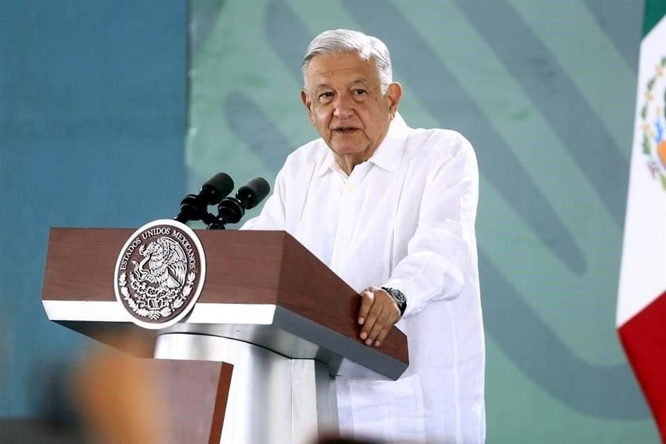 El Presidente criticó que el ex Gobernador García Cabeza de Vaca busque ser candidato presidencial.