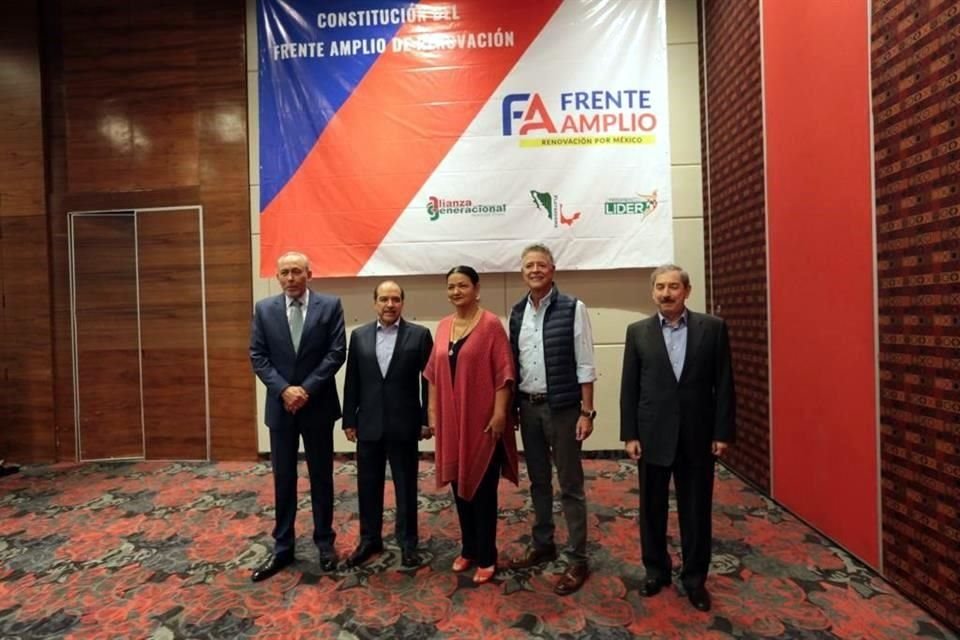 José Reyes Baeza, José Encarnación Alfaro, Dulce María Sauri, Fernando Lerdo de Tejada y José Natividad González encabezaron la conferencia.