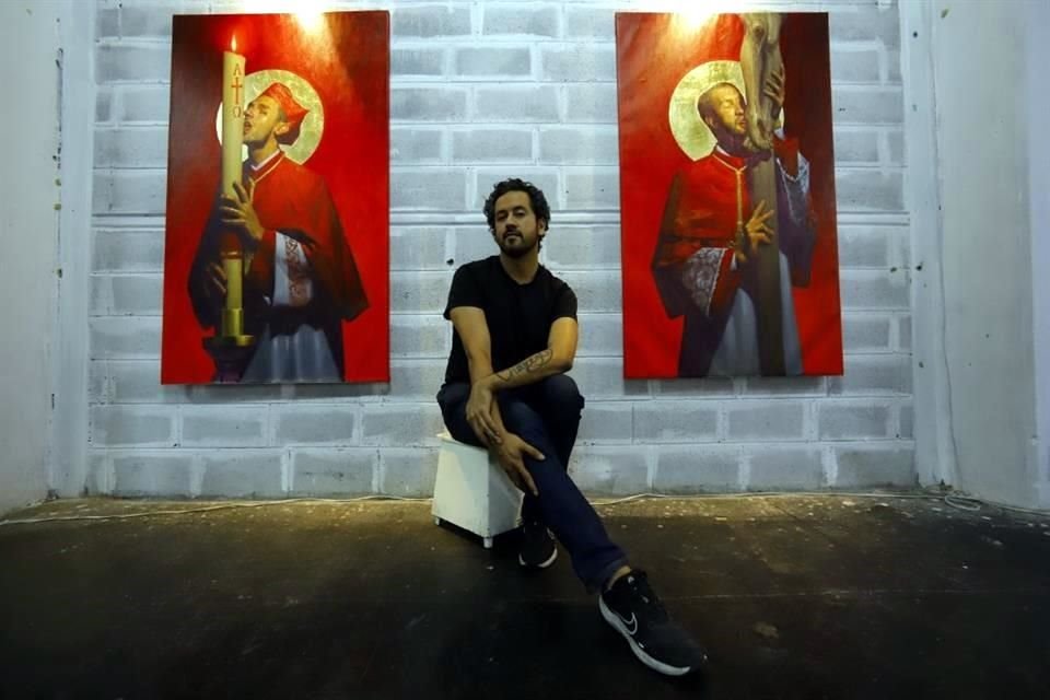 Fabián Cháirez en su estudio del Centro Histórico, a días de llevar a España su obra más reciente, en la que transgrede los símbolos religiosos.