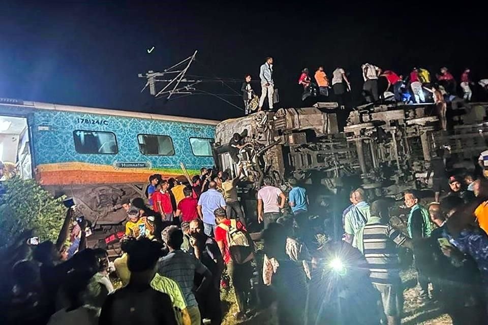 Los rescatistas trabajan en el sitio de los trenes de pasajeros que descarrilaron en el distrito de Balasore.