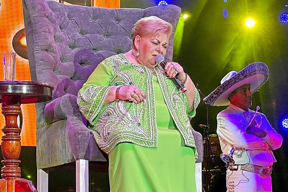 La cantante, quien tiene 76 años, se sigue divirtiendo en el escenario.