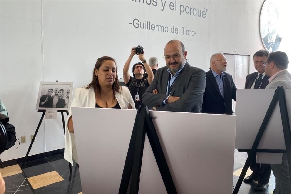El Rector Ricardo Villanueva contempla la exposición 'Raúl Padilla: Artífice de sueños'.