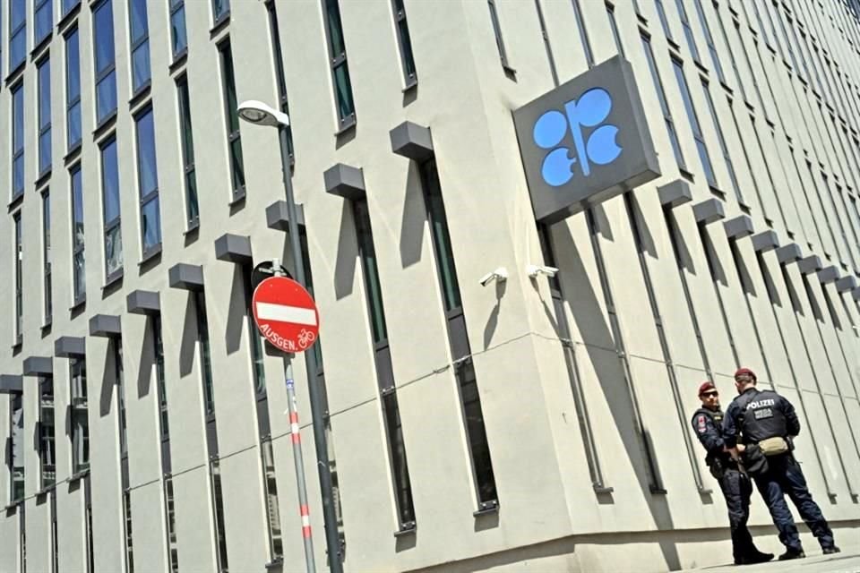 Miembros de la OPEP sostuvieron reunión el domingo para entablar una estrategia y combatir la caída de los precios del crudo, que se han visto afectados por los temores a una recesión.