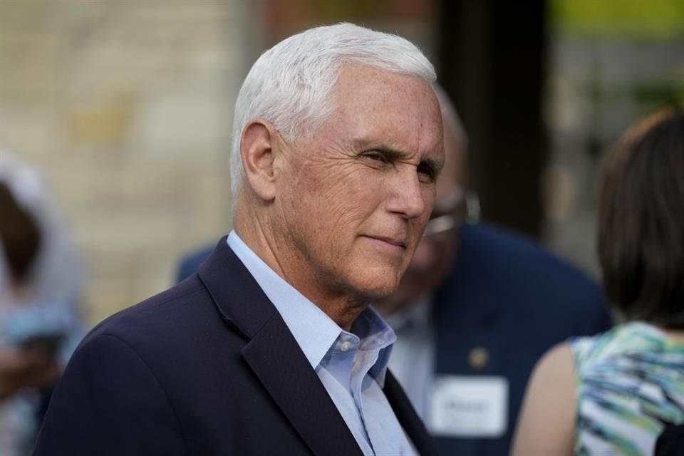 El ex Vicepresidente Mike Pence habla con residentes durante un evento, el 23 de mayo de 2023, en Des Moines, Iowa.