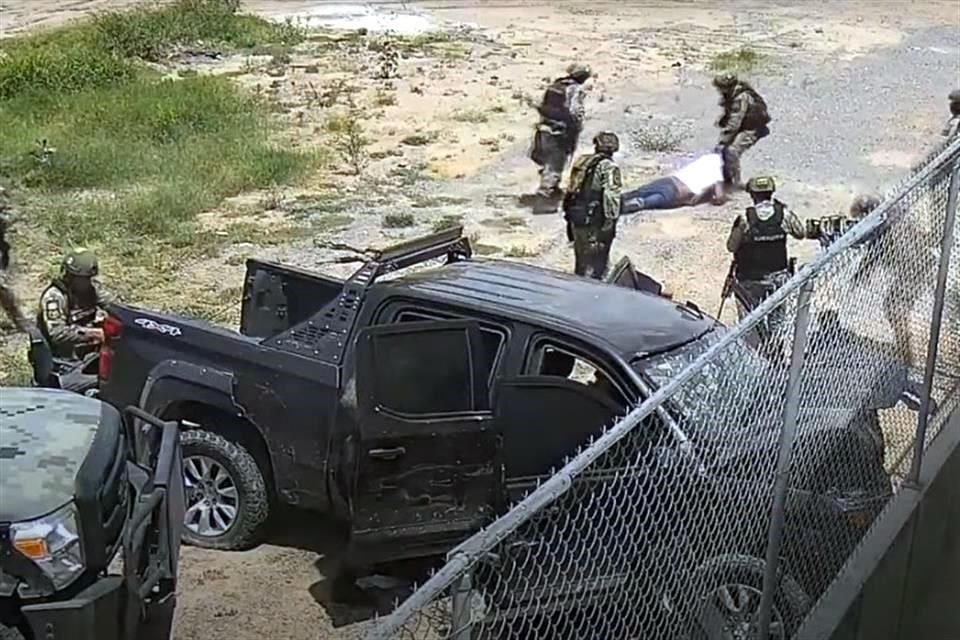 Un video muestra a soldados en Nuevo Laredo alterando una escena del crimen, colocando armas junto a cadáveres que aparentemente fueron ejecutados.