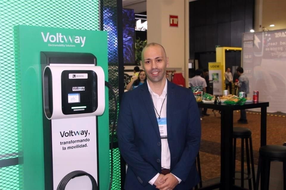 Lorenzo Ortego, director de Voltway, muestra el cargador eléctrico de la marca en el America's Mobility of the Future.