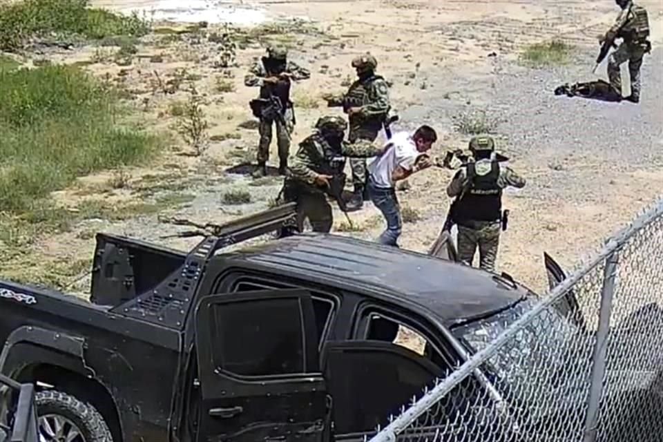 Militares ejecutaron a civiles tras desarmarlos en Nuevo Laredo y fueron captados en video alterando escena al colocar armas a las víctimas.