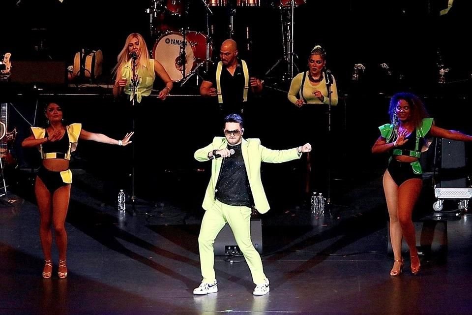 El cantante cubano Hareld Leyra fue el encargado de abrir el show 'Salsamanía 2'.