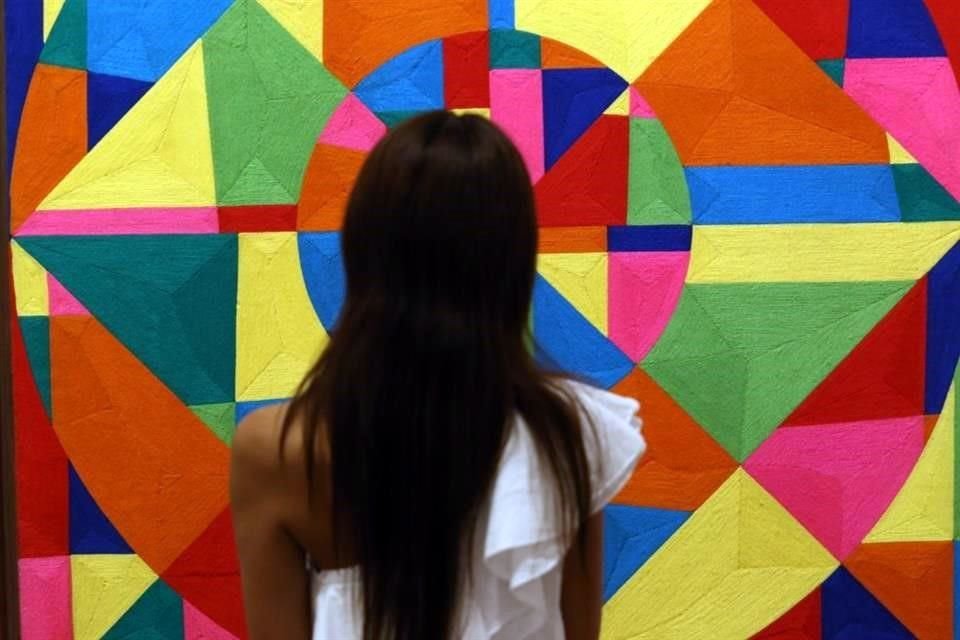 La  muestra de Eduardo Terrazas en Bellas Artes también recupera la obra creada a partir de un juego de líneas en diagonal, horizontal y vertical, así como un par de círculos y un cuadrado.