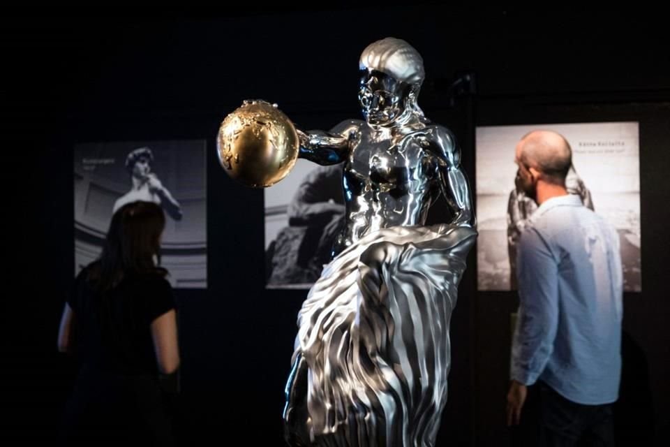 'Es una verdadera estatua creada por cinco maestros distintos que nunca habrían podido colaborar en la vida real', dijo Pauliina Lunde, vocera de Sandvik, empresa que concibió la obra a través de IA.
