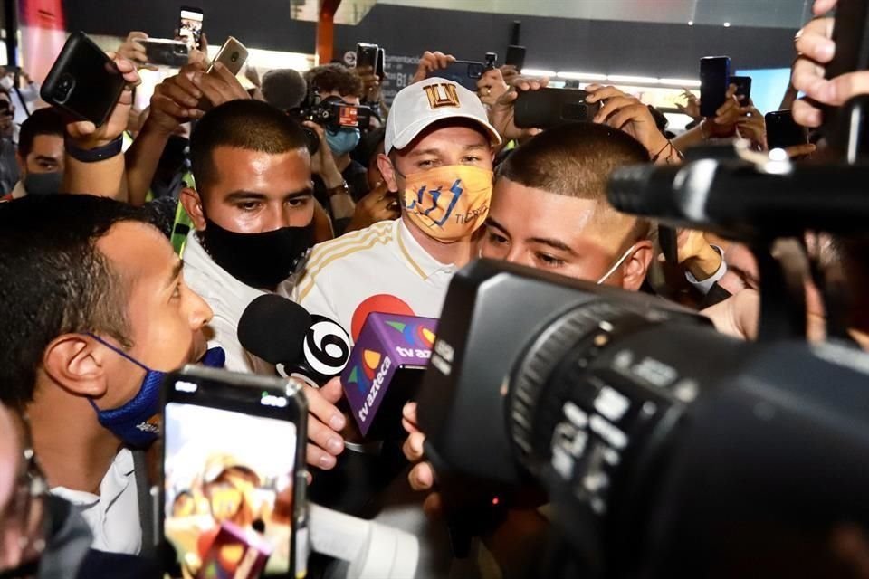 Así fue la llegada de Florian Thauvin a Monterrey, entre tumultos y cánticos de unos 200 aficionados y barristas.