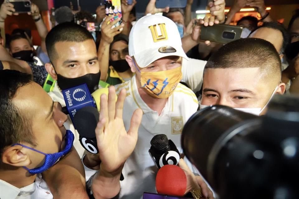 Así fue la llegada de Florian Thauvin a Monterrey, entre tumultos y cánticos de unos 200 aficionados y barristas.