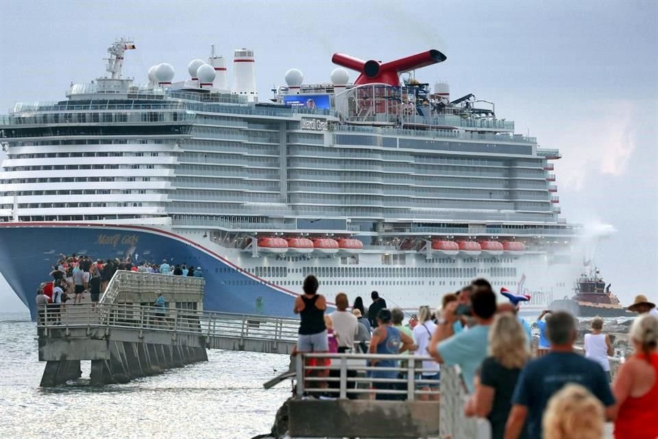 Crucero de Carnival Cruise Line arriba a Puerto Cañaveral, Florida.