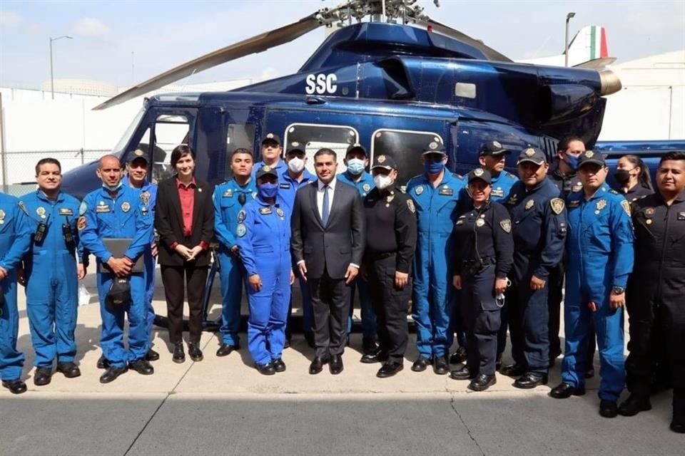 El Jefe de la Polica, Omar Garca Harfuch, con los miembros de los Cndores.