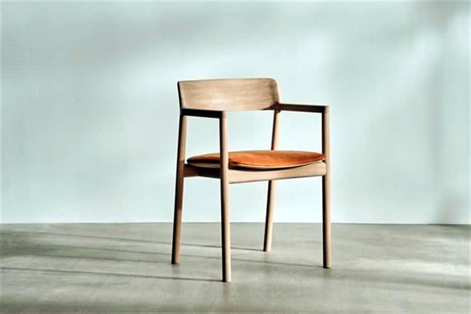 El asiento está diseñado de forma modular para que pueda ser reemplazado con una versión de madera maciza o tapizada.