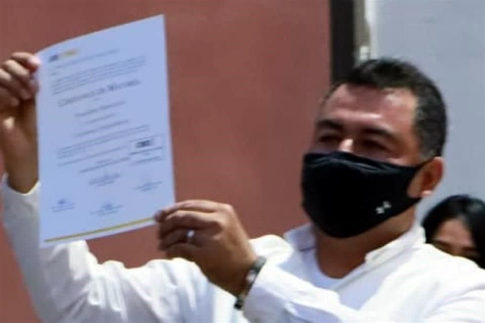 Con el documento oficial en mano, Guevara festejó su triunfo ante decenas de ciudadanos.