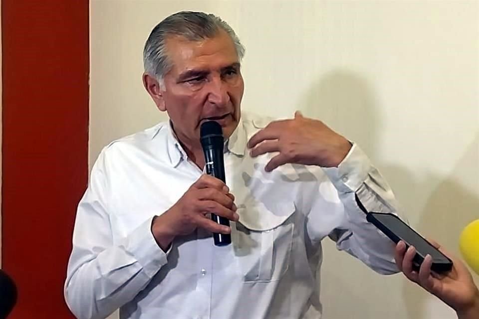 Adán Augusto López afirmó que si bien financiará su campaña con ahorros, no se pasará de los 5 mdp que tendrán las otras 'corcholatas'.
