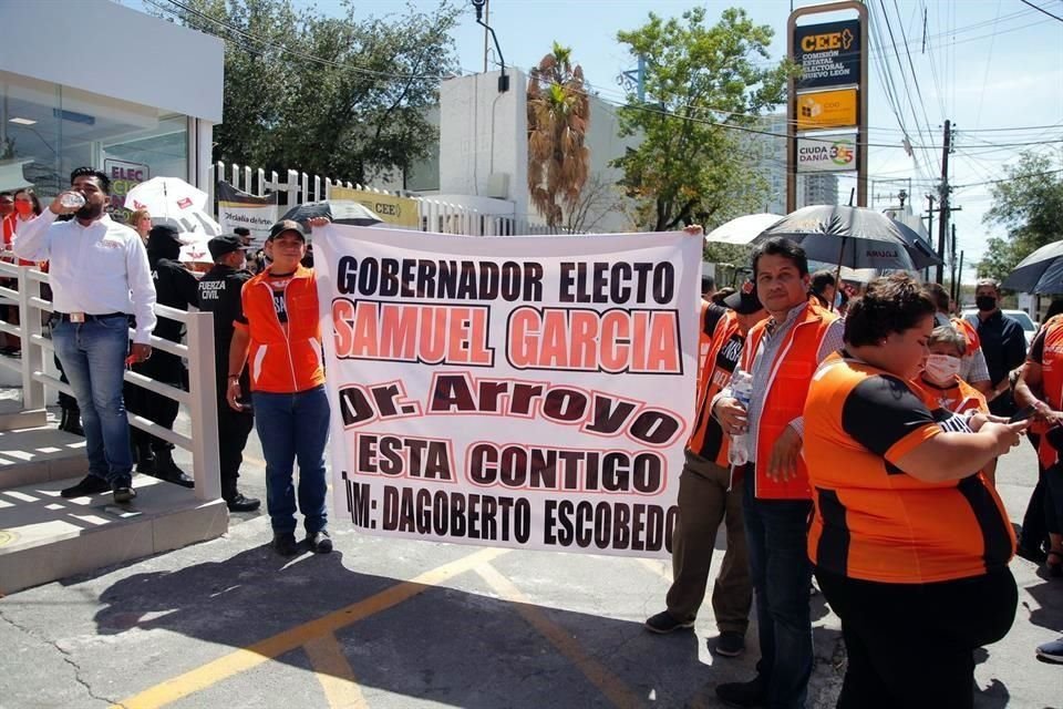 Simpatizantes de Samuel García arribaron al edificio de la CEE a mostrarle su apoyo.