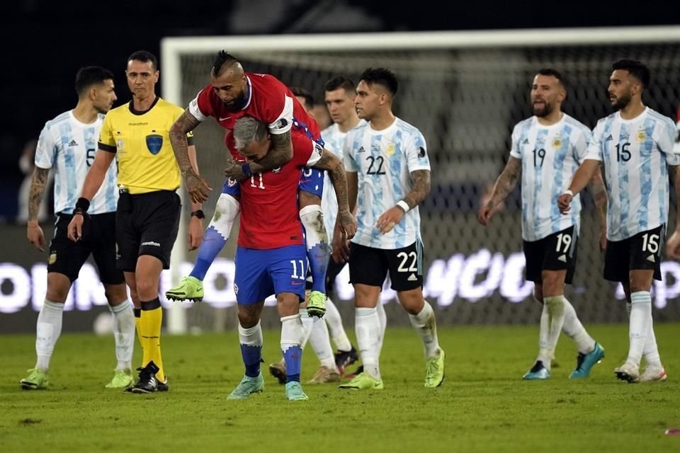 Eduardo Vargas y Aarturo Vidal celebrando el tanto ante Argentina.