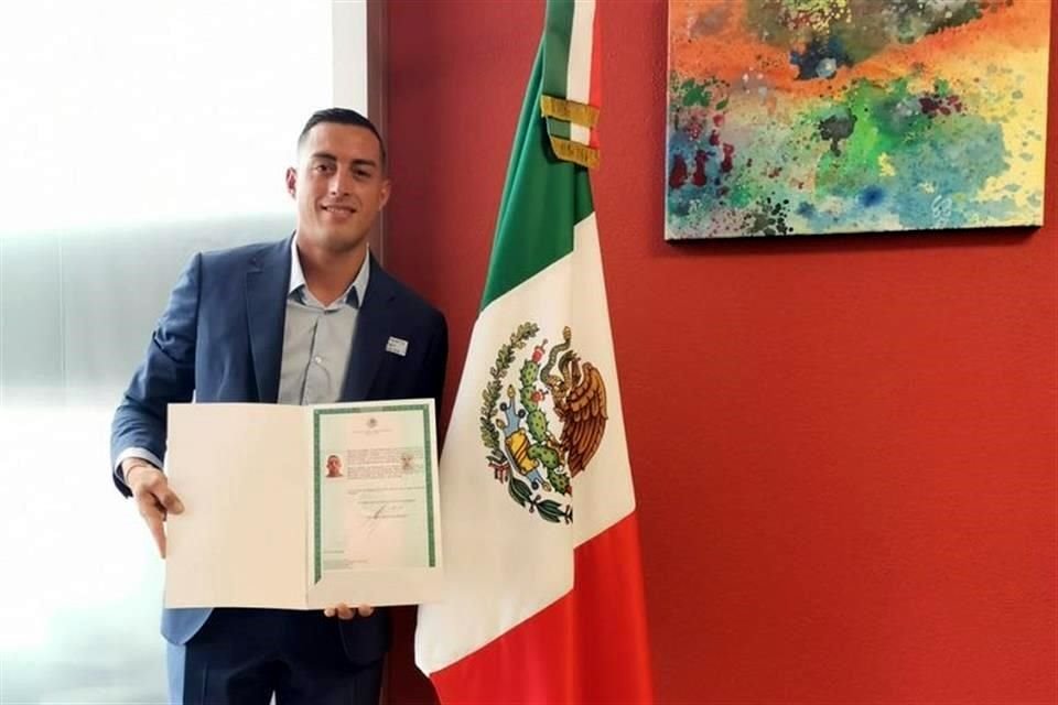 Rogelio Funes Mori compartió esta imagen junto al documento que lo acredita como naturalizado mexicano.