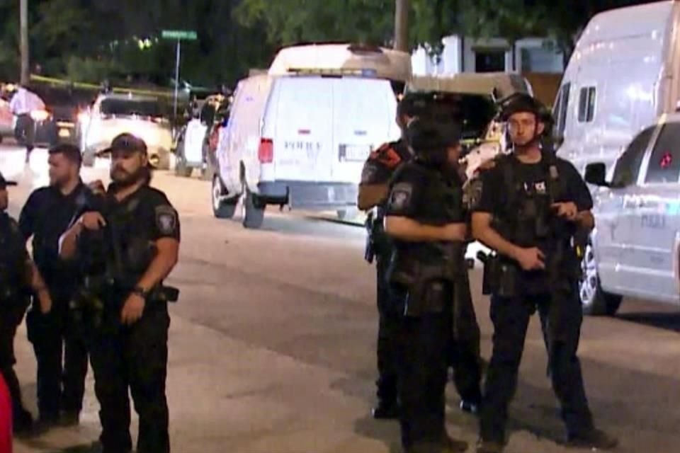 La Policía llega a la escena de un tiroteo mortal, donde murieron 3 personas.