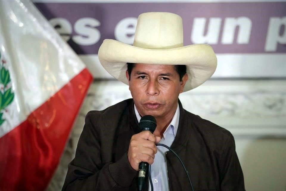 El candidato presidencial peruano Pedro Castillo habla durante una rueda de prensa hoy, en Lima, Perú.