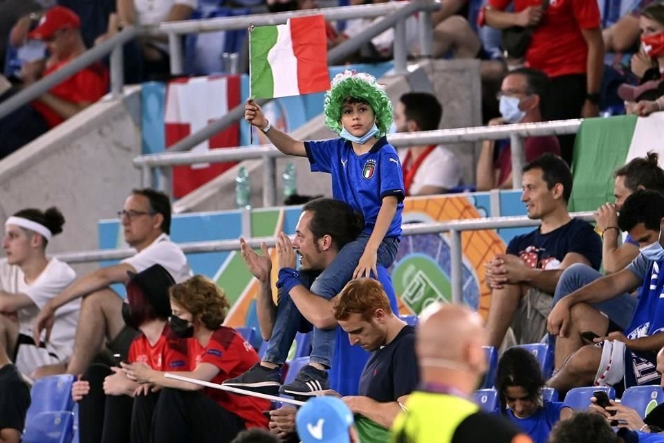 La afición italiana en el Olímpico de Roma quedó feliz con el resultado.