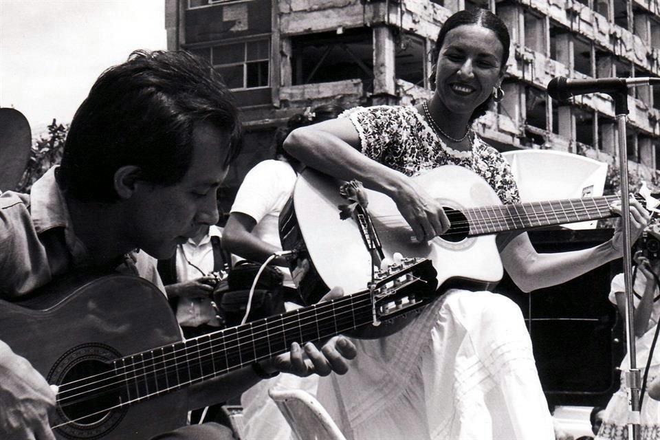 Amparo Ochoa, protagonista del documental 'Se me reventó el barzón', con Manuel Guarneros, en una imagen de Germán García.