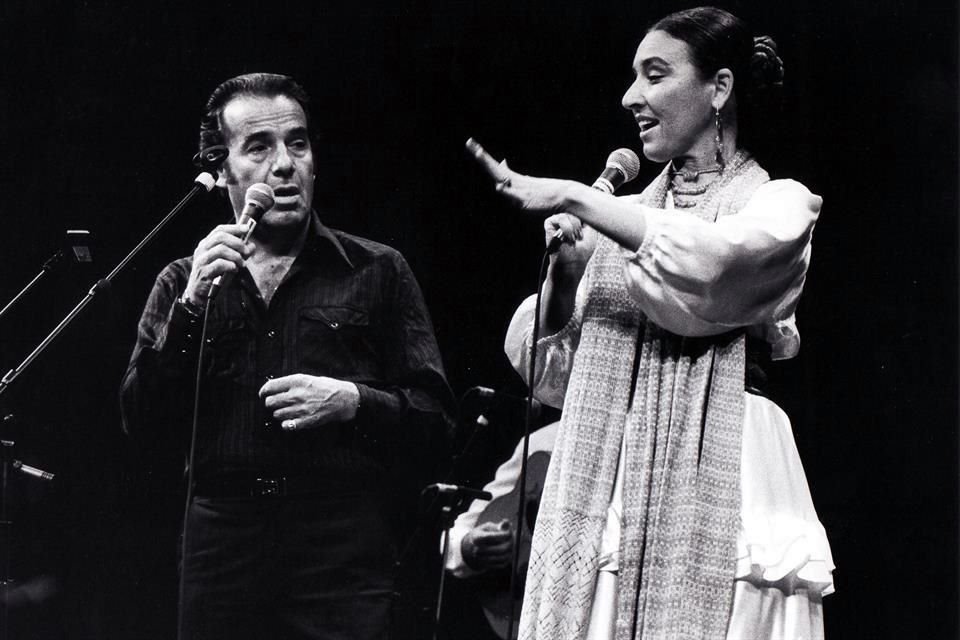Imagen de Theo Uytenhaak, con Óscar Chávez, en un concierto en Ámsterdam.