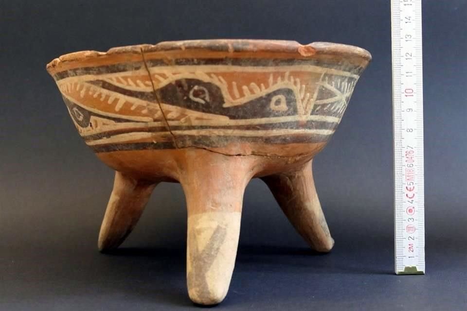 Entre las piezas figuran cajetes, vasijas, sellos y una máscara antropomorfa; proceden de las regiones de la Costa del Golfo de México, Altiplano Central, Occidente y el área maya.