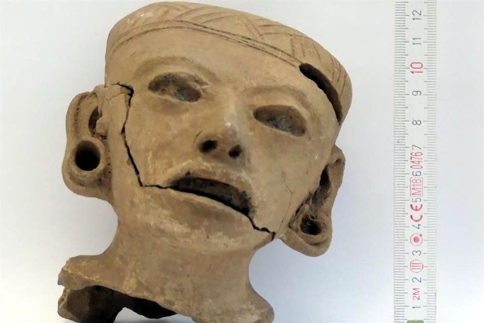 Entre las piezas figuran cajetes, vasijas, sellos y una máscara antropomorfa; proceden de las regiones de la Costa del Golfo de México, Altiplano Central, Occidente y el área maya.
