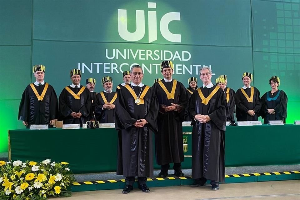 Hugo Avendaño Contreras asume la Rectoría de la Universidad Intercontinental en sustitución de Bernardo Ardavín.