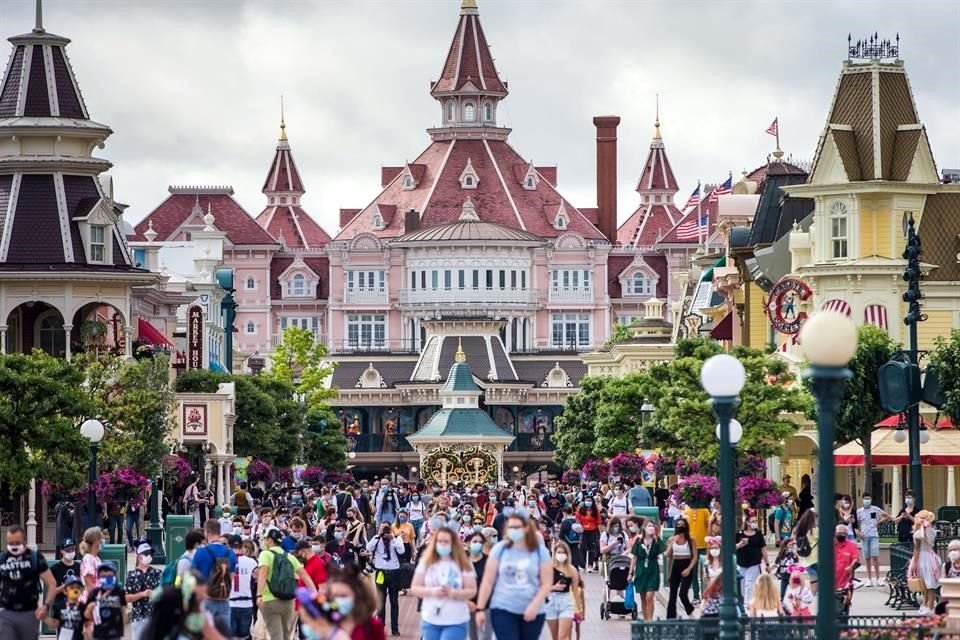 Disneyland París reabrió este jueves sus puertas tras más de siete meses cerrado a causa de la pandemia.