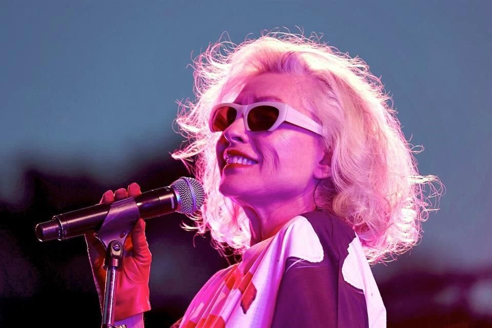 Debbie Harry, vocalista de la banda de rock Blondie, estuvo presente en la función física del filme grabado en 2019, 'Blondie: Vivir en La Habana'.