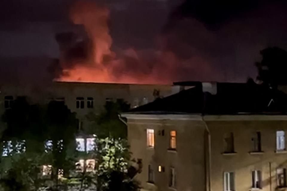 Una columna de humo se alza por encima de edificios en la región de Pskov.