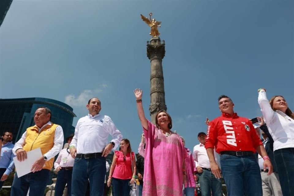 Xóchitl Gálvez recibió su constancia como candidata presidencial del Frente Amplio por México acompañada de los dirigentes del PRD, PAN y PRI.